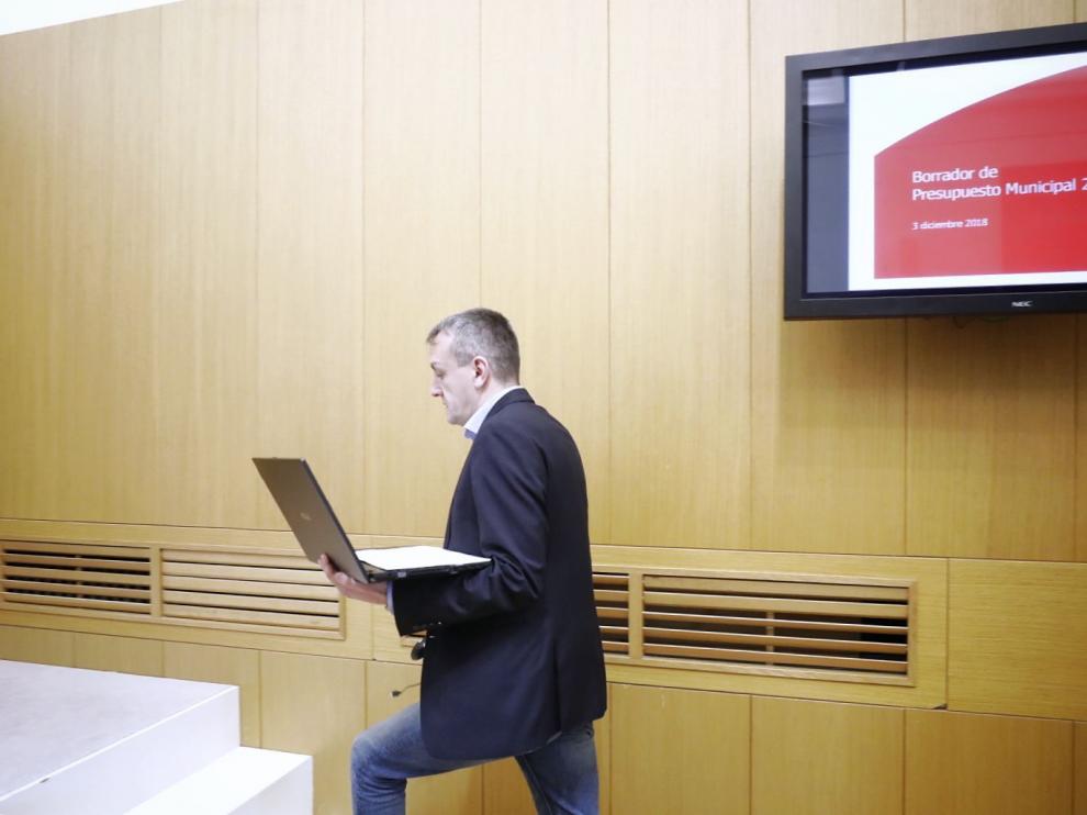 El concejal de Economía, Fernando Rivarés, momentos antes de presenatr el presupuesto de 2019.
