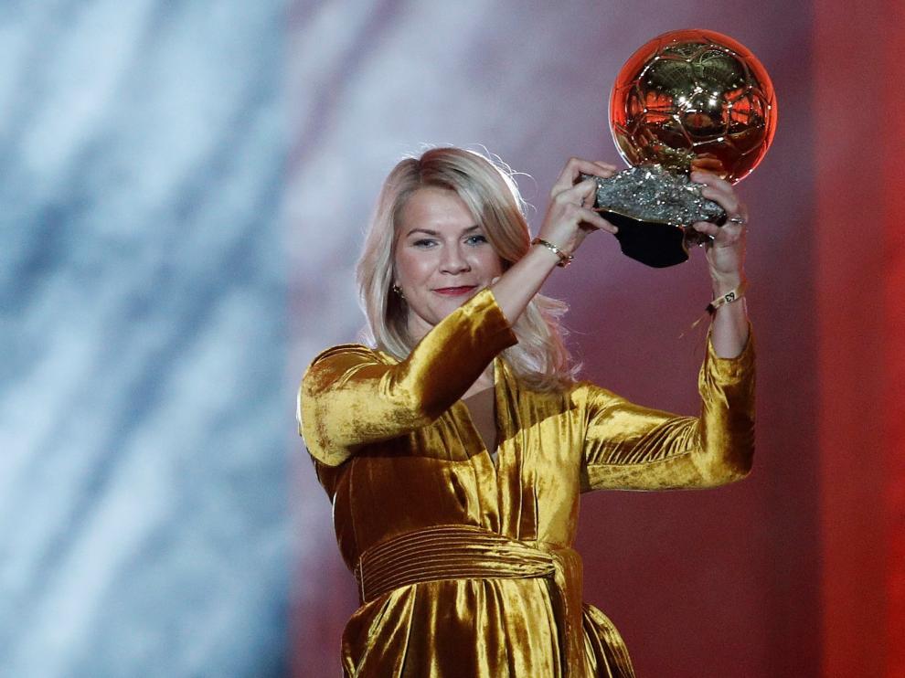 Ada Hegerberg posando con su trofeo
