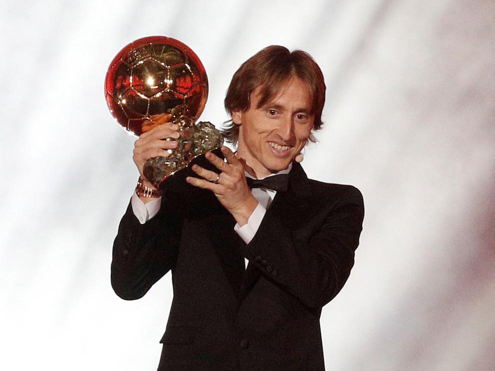 El centrocampista del Real Madrid, Luka Modric, sostiene su Balón de Oro.