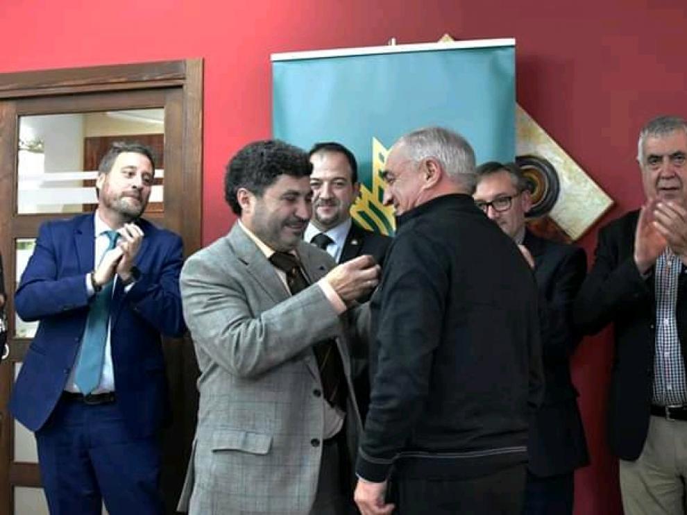Miguel Tomás recibe la medalla de Juan Carlos Escuder, presidente de los empresarios de Gúdar-Javalambre, en Mora de Rubielos.