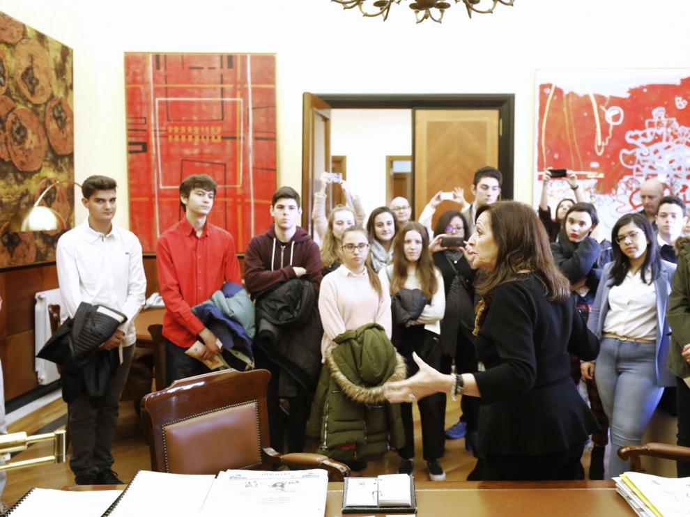 Carmen Sánchez, este lunes, charla en su despacho con los estudiantes de Bachillerato que han visitado la Delegación.