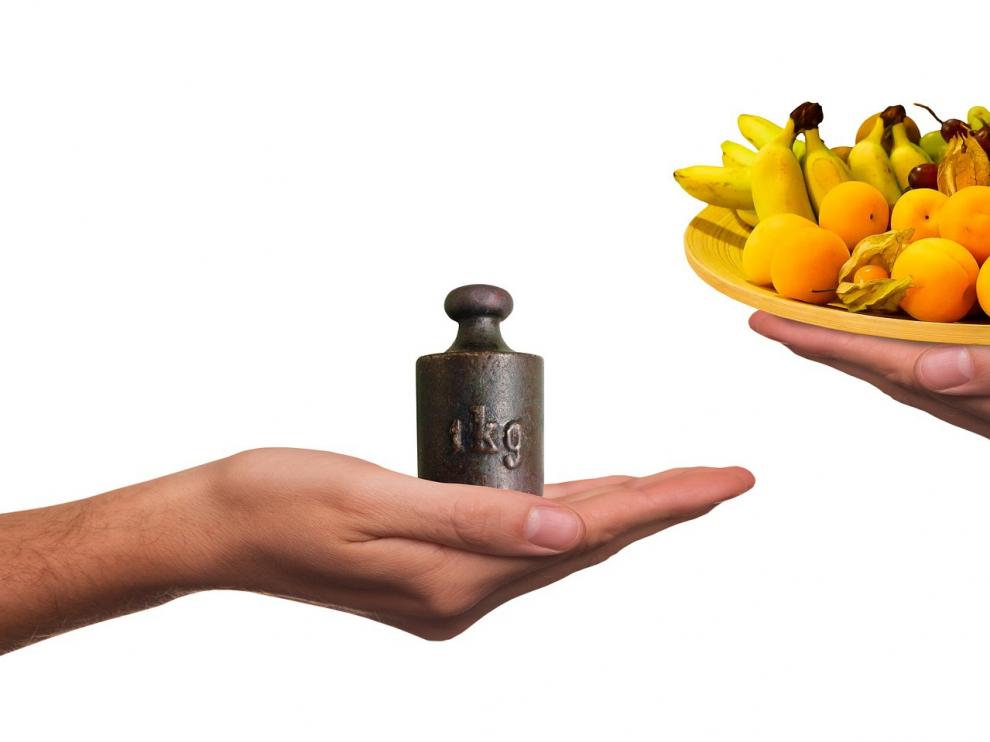 El control de peso se debe hacer mediante la ingesta de alimentos saludables.