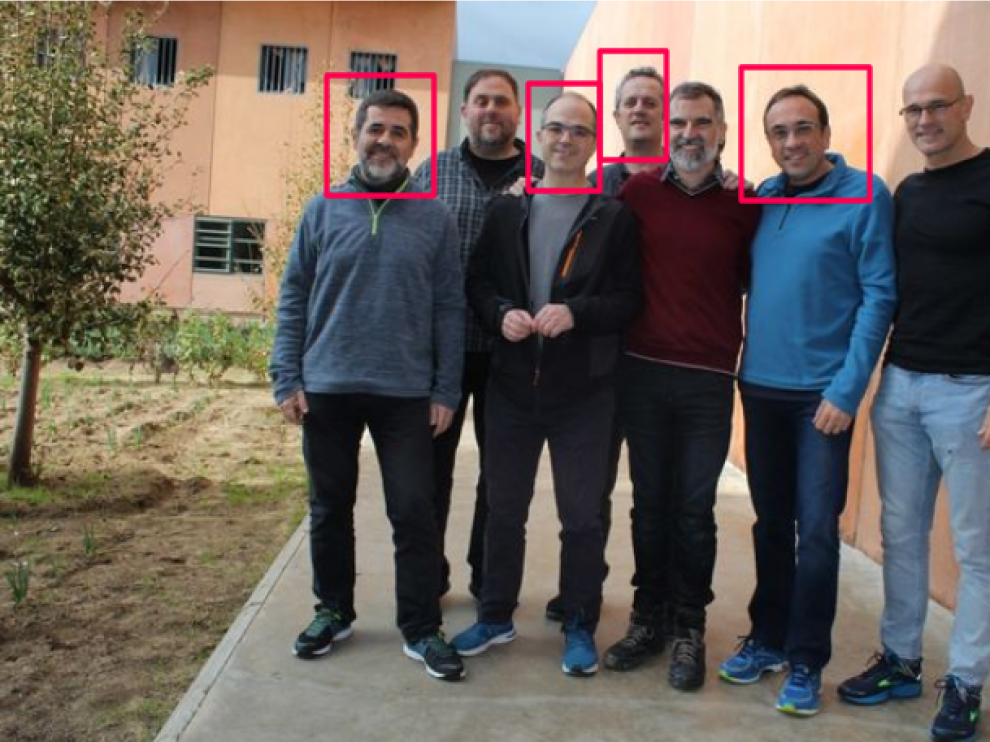 Imagen difundida de los siete líderes independentistas encarcelados en Lledoners. Rull, Forn, Sànchez y Turull (señalados en rojo) son quienes han comenzado una huelga de hambre