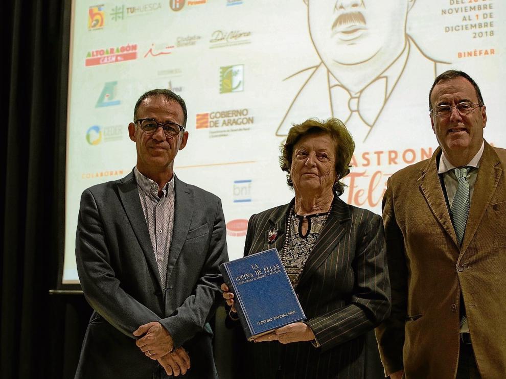 Ymelda Moreno, con un libro de Bardají, junto a Javier García Antón (dcha.), del 'Diario del Alto Aragón' y Felipe Puy, de Radio Binéfar.