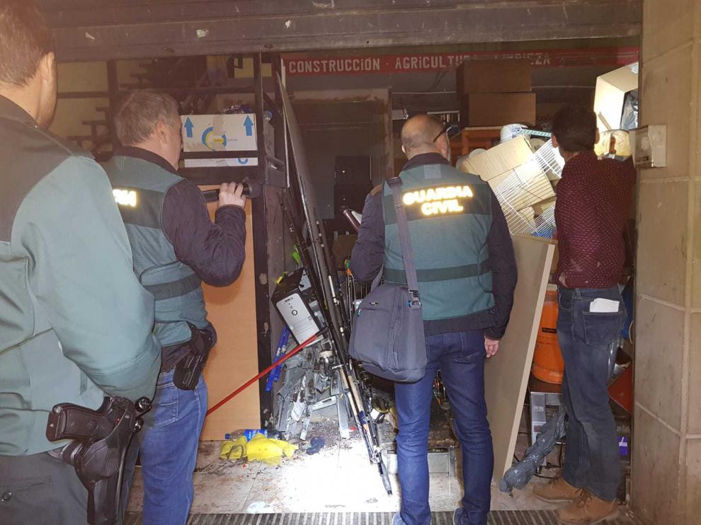 Los agentes registraron un almacén propiedad de uno de los detenidos.