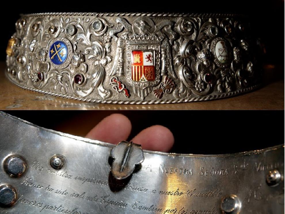 Dos detalles de la pieza que se ha retirado. Arriba se ven los escudos y los esmaltes, y en la parte de abajo, el reverso con la inscripción.