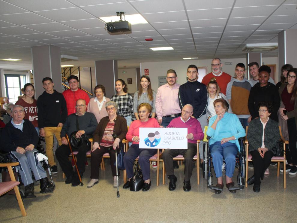 Abuelos y nietos adoptivos se conocieron el pasado viernes en la residencia Riosol.