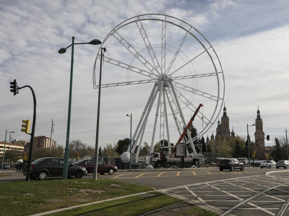 La noria del puente de Santiago empezará a rodar este miércoles.