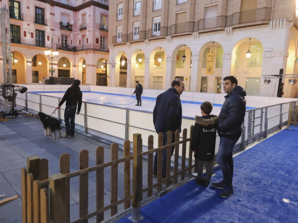 Montaje de la pista de hielo en la plaza López Allué de Huesca.