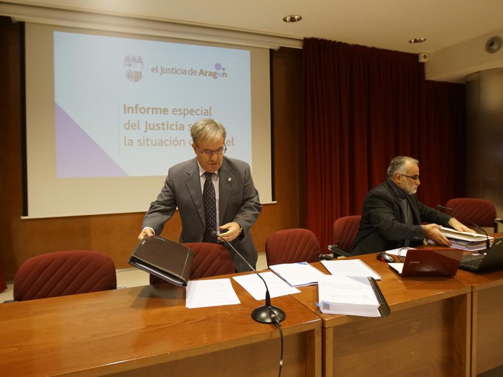 Ángel Dolado se dispone a tomar asiento junto a Javier Hernández en Teruel.