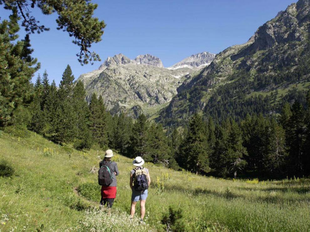 Unos excursionistas en el valle de Estós.