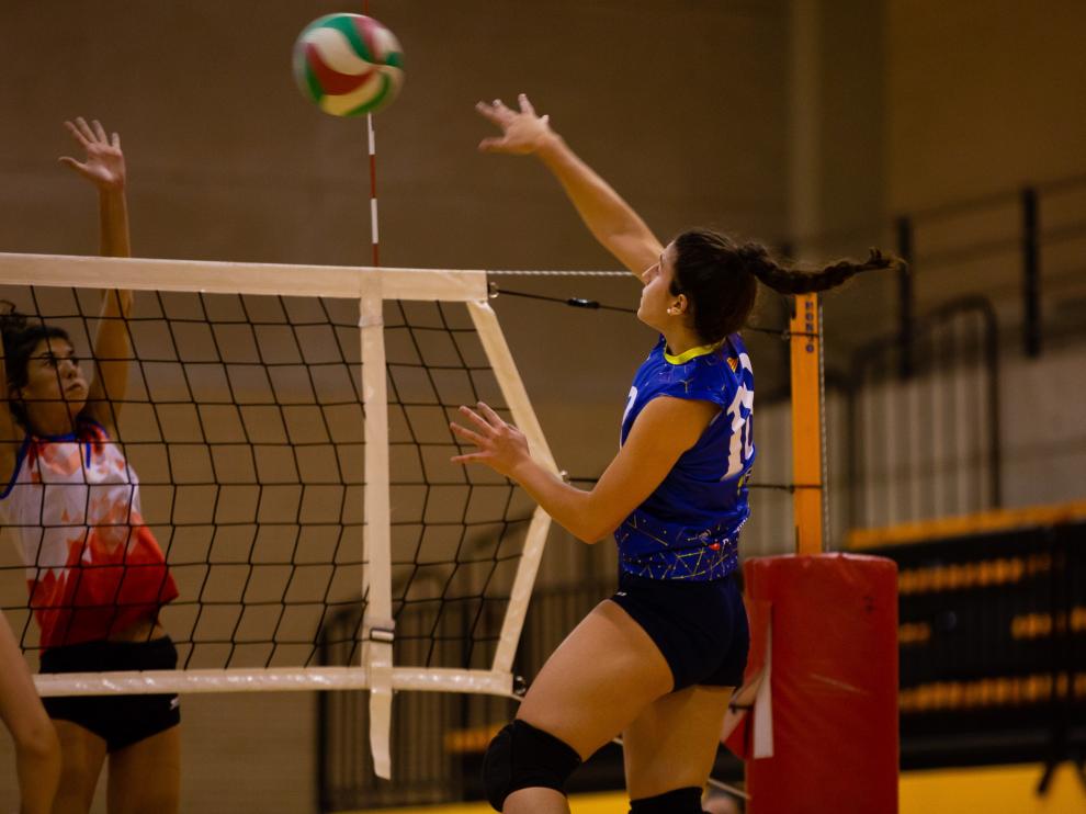 Un partido de Primea División femenina de voleibol del club Almozara 2000