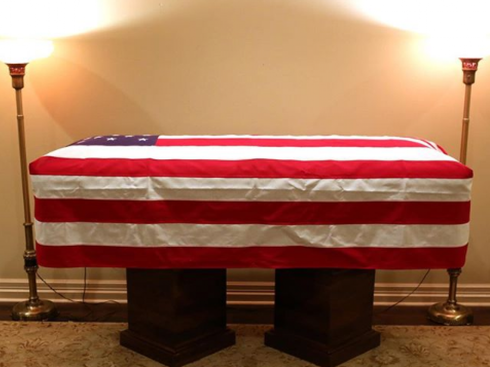 La imagen de Sully, el perro de George H.W. Bush, tumbado junto al ataúd del que fue su amo ha dado la vuelta al mundo.