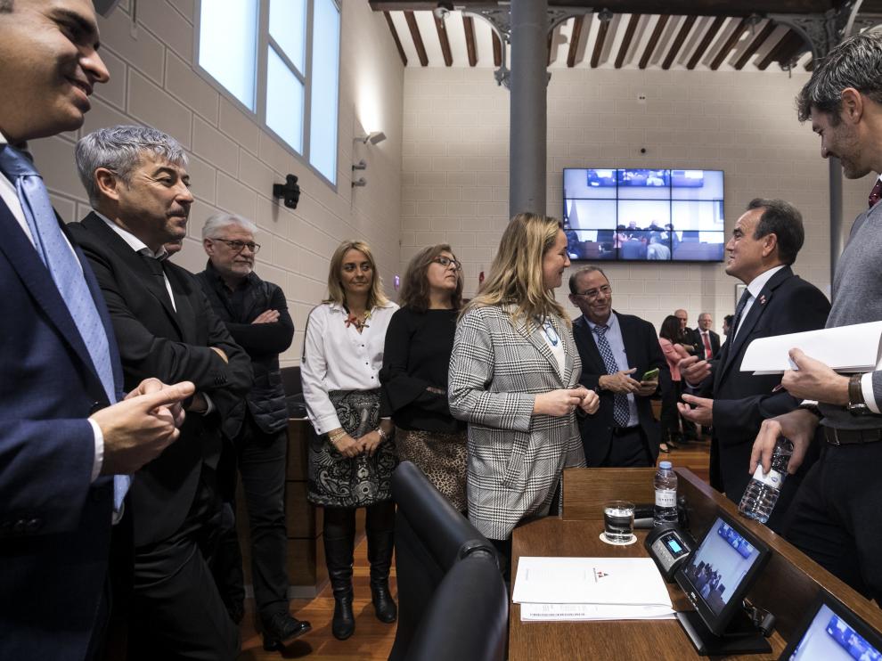 Diputados de la oposición conversan con el presidente de la DPZ antes del pleno.