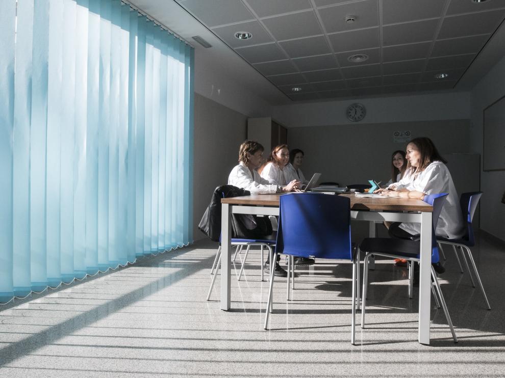 Parte del equipo del nuevo hospital de día infanto-juvenil de salud mental de Parque Goya, este martes, en las instalaciones.