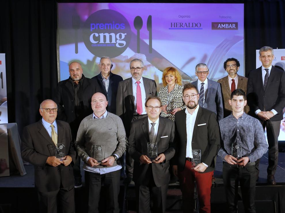 Foto de grupo de los premiados, con los patrocinadores, autoridades y responsables de HENNEO y de HERALDO DE ARAGÓN.