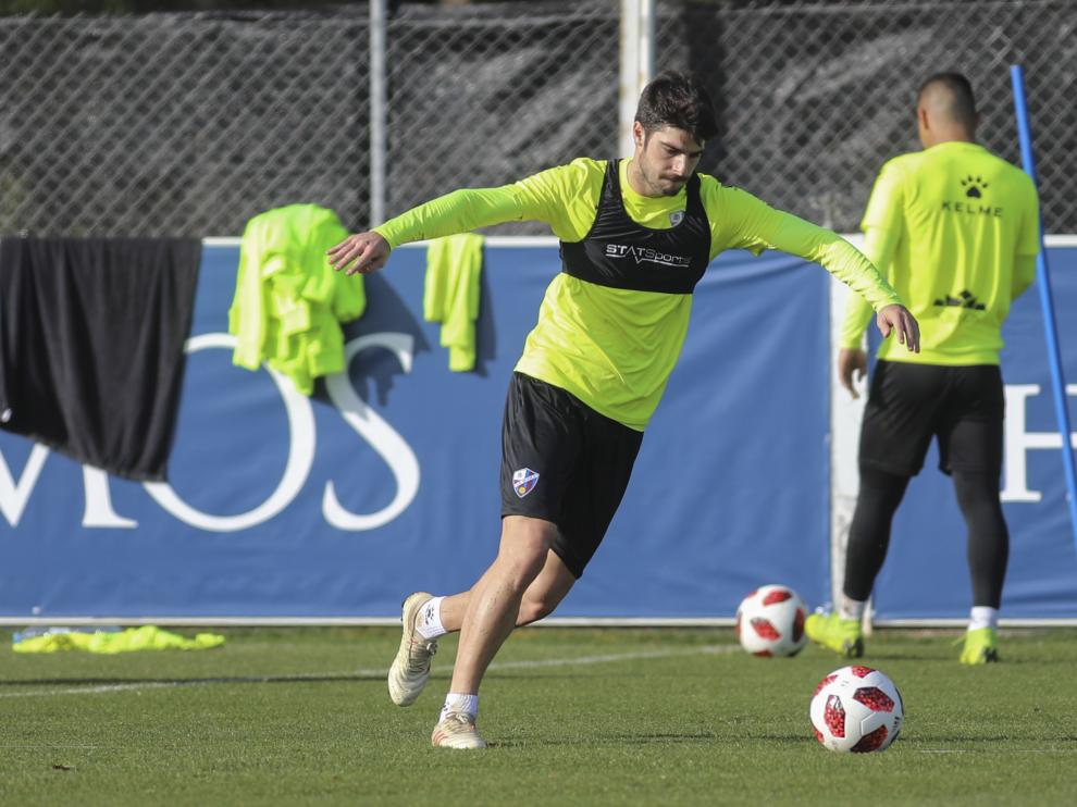 Melero se dispone a golpear el balón.