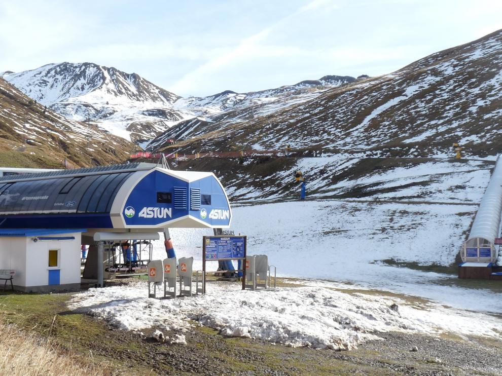 La estación de esquí de Astún ofrecía el martes esta imagen en sus cotas bajas