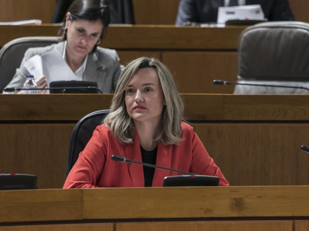 La consejera de Innovación, Investigación y Universidad, Pilar Alegría en el pleno de las Cortes.
