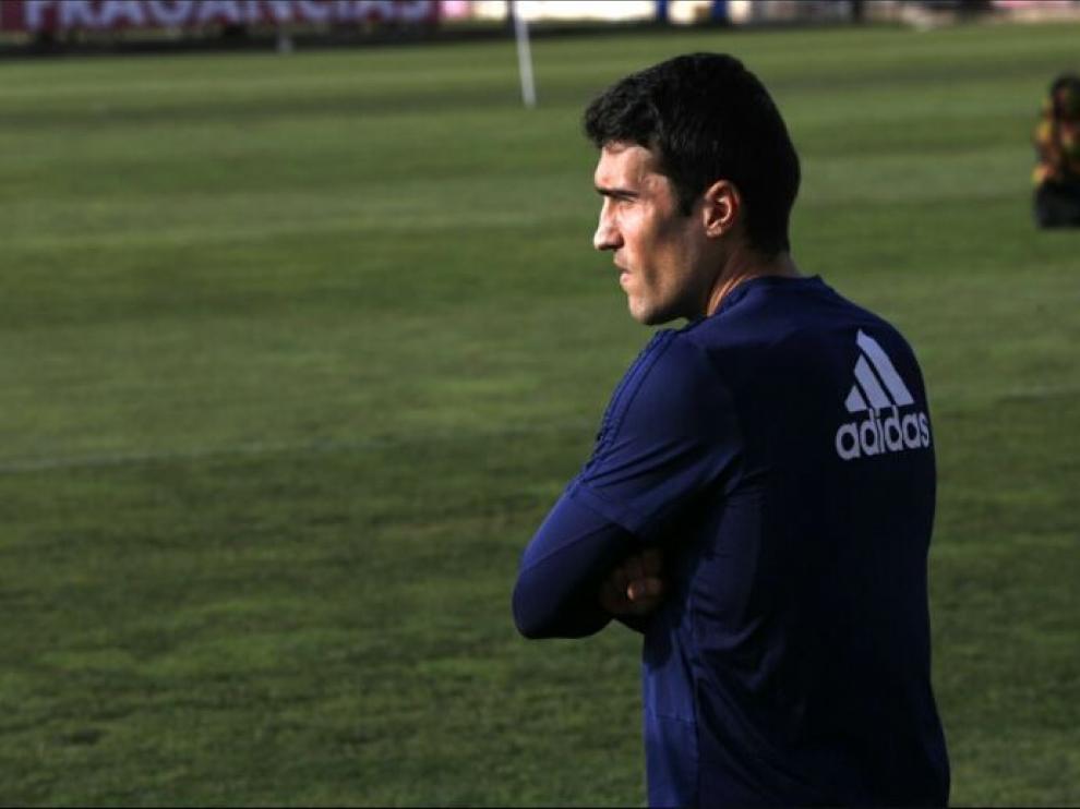 Zapater, este martes por la mañana, posa para los fotógrafos en la Ciudad Deportiva tras su rueda de prensa previa al entrenamiento.