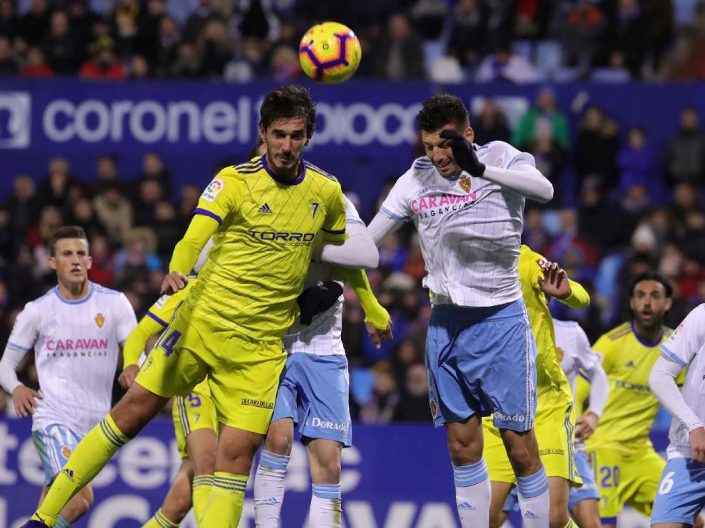Un momento del partido Real Zaragoza-Cádiz del pasado viernes.