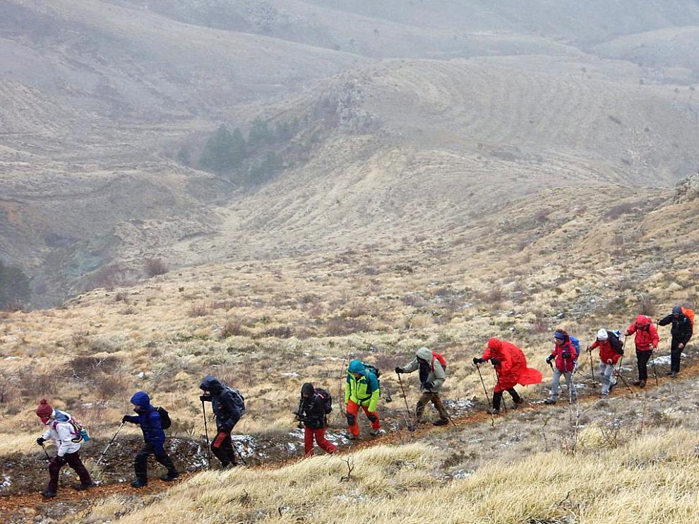 Grupo de andarines camino de un belén montañero.