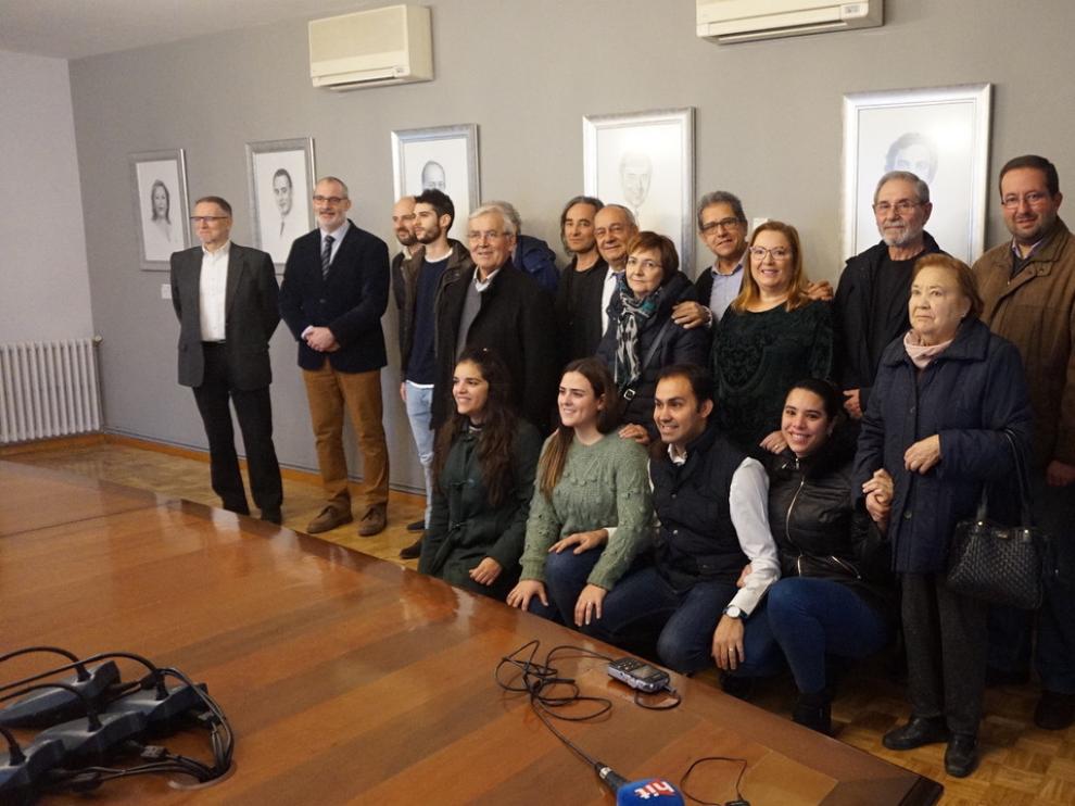 Los alcaldes homenajeados junto a sus familiares, miembros de la corporación municipal y el senador Marcelino Iglesias