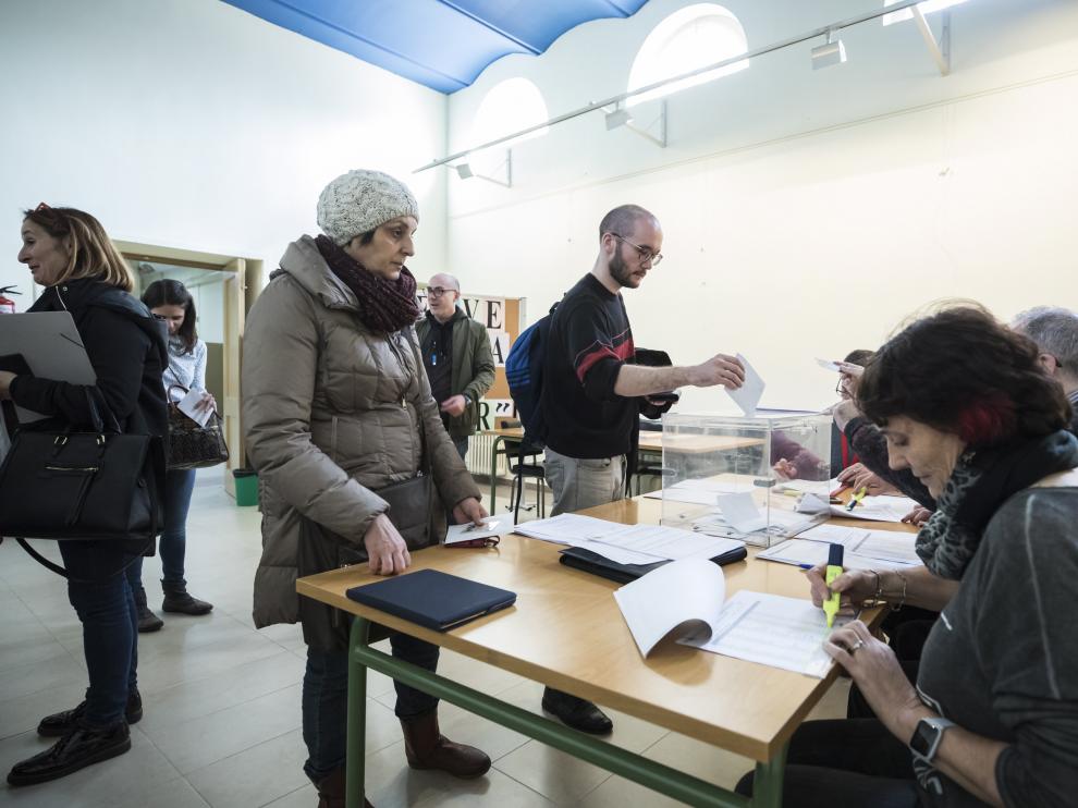 Profesores votando en el instituto Goya de Zaragoza, centro donde se instaló una de las urnas.
