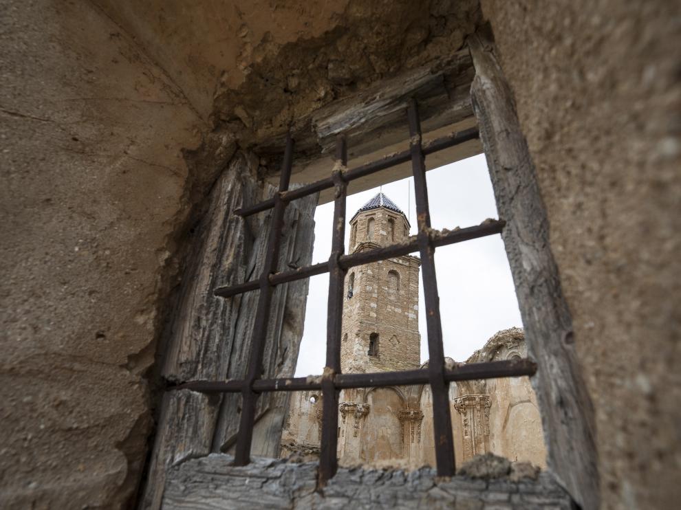 Campanario de la antigua iglesia de la Asunción, a través de un ventanuco lateral.
