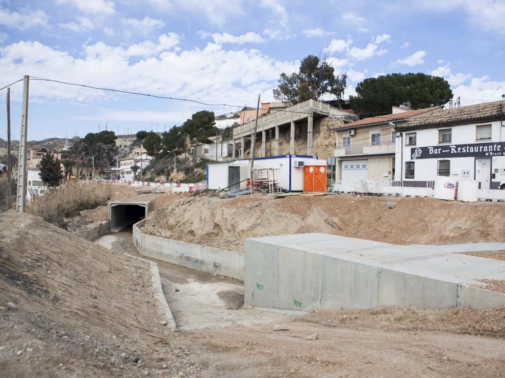 Trabajos de la primera fase del cubrimiento de la acequia de Juslibol. Todavía están pendientes de inicio las obras de la segunda.