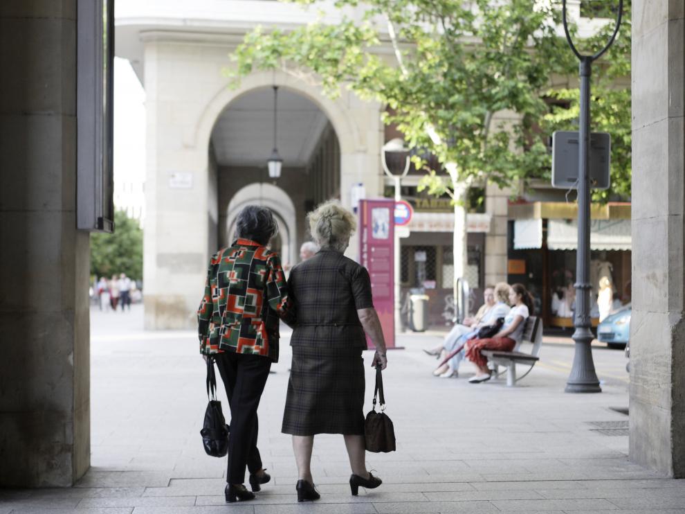 Dos ancianas caminan por una céntrica calle de Zaragoza