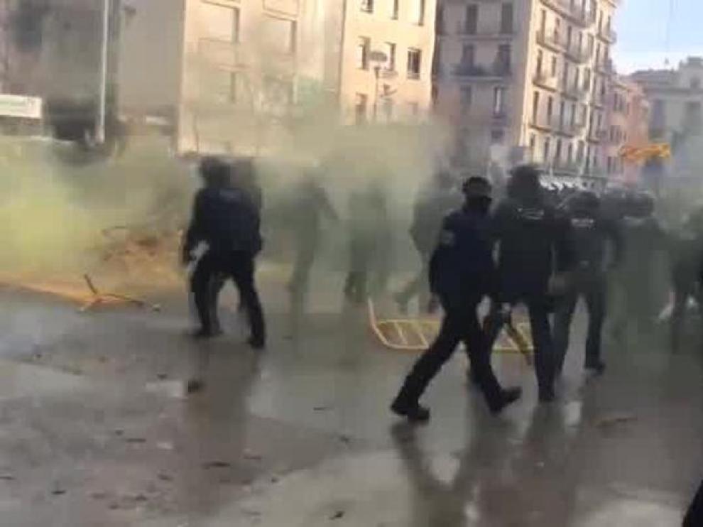 Carga de los Mossos en Gerona.