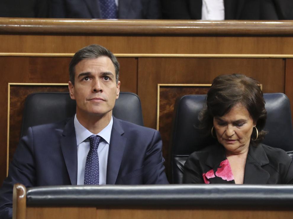 Pedro Sánchez y la vicepresidenta del Gobierno, Carmen Calvo, en el hemiciclo este jueves.