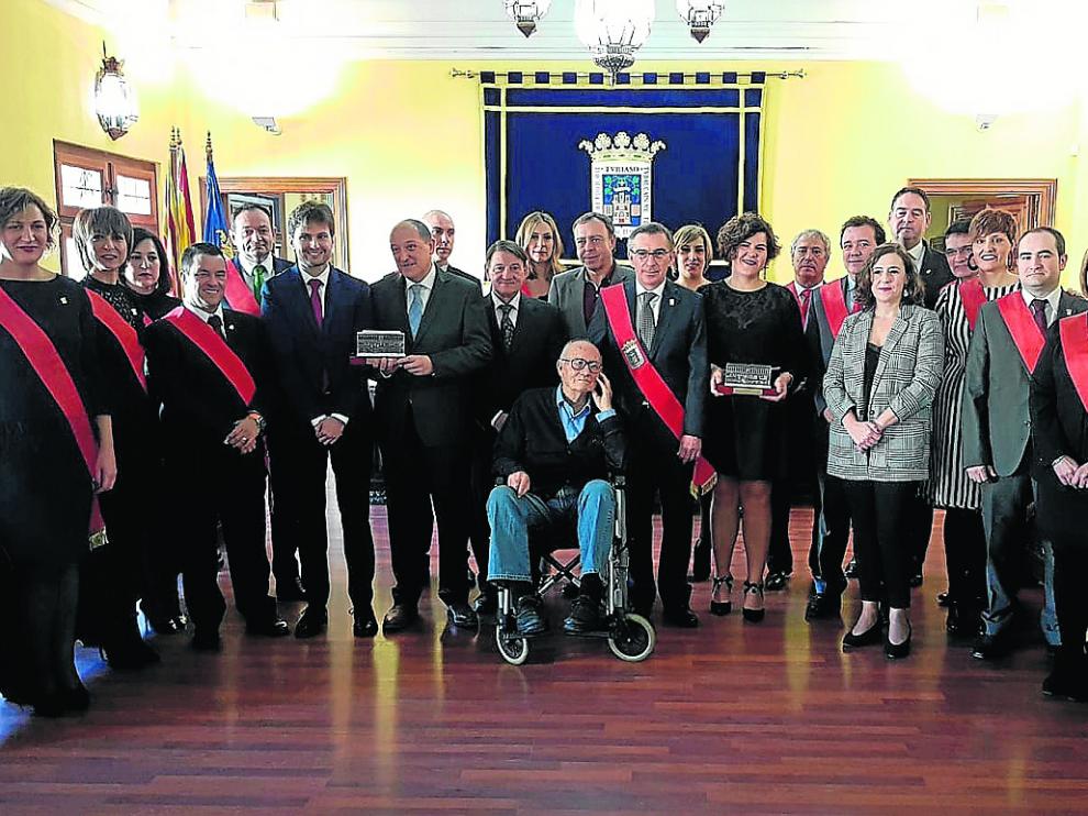 Los premiados, junto a los miembros de la corporación municipal de Tarazona.