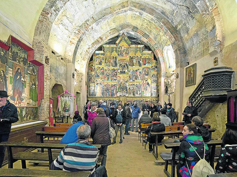 Varios turistas, ayer por la mañana, en la pequeña localidad de Anento.