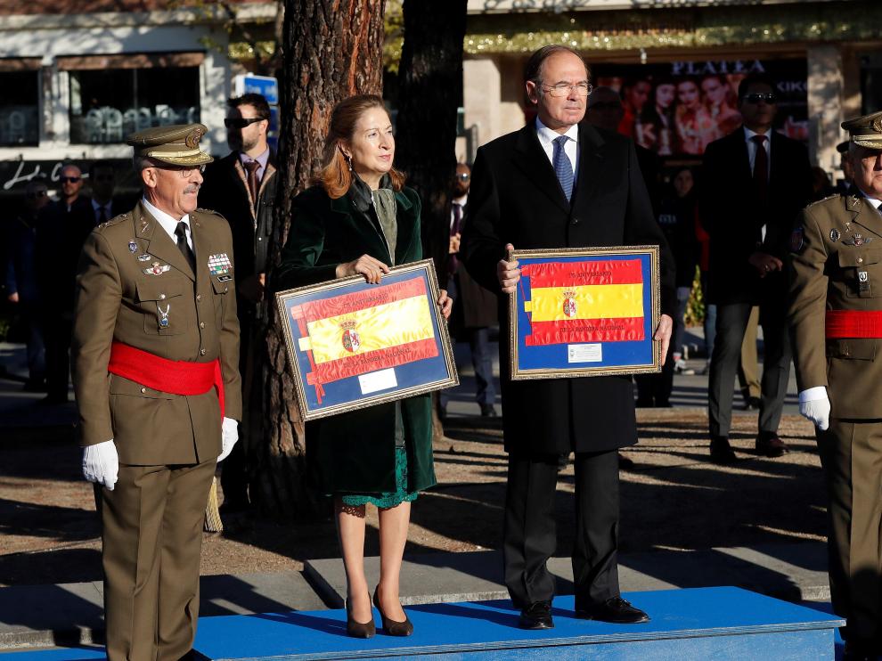 Los presidentes del Congreso y el Senado y el Jemad, en el acto de izado de la bandera