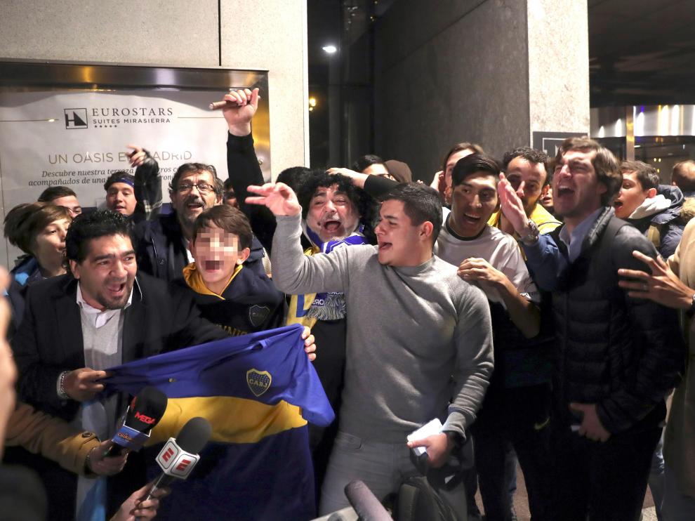 Aficionados del Boca Juniors reciben a sus jugadores en Madrid