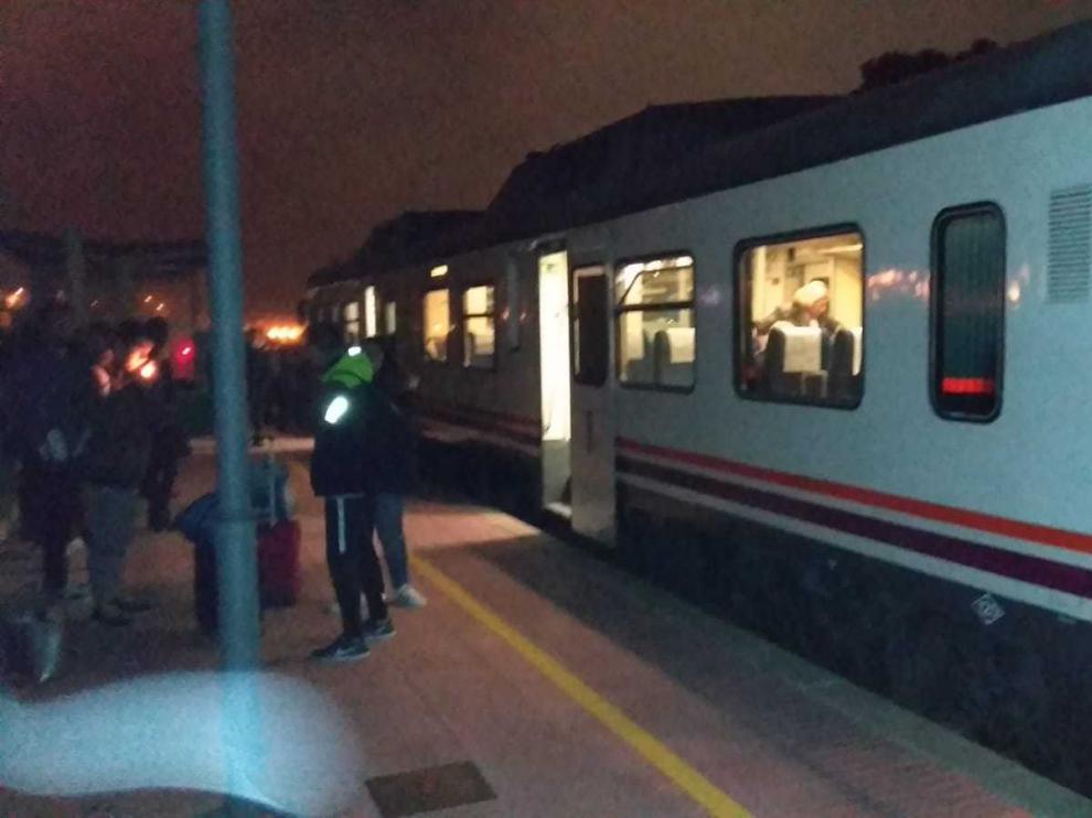 El incendio de un tren entre Zaragoza y Teruel retrasa dos horas el viaje a 40 pasajeros.