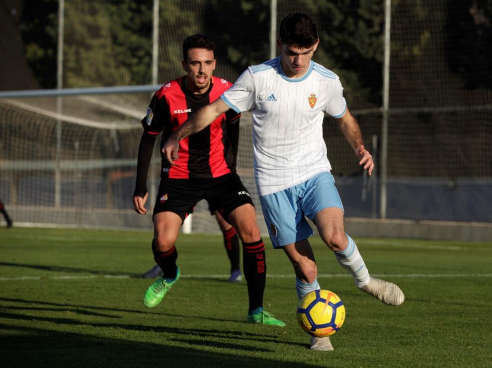 Una acción del partido entre el Real Zaragoza Juvenil A contra el Reus.
