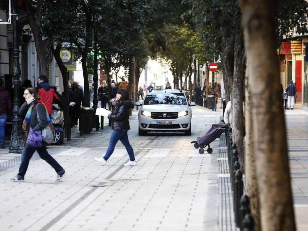 Algunos viandantes aún cruzaban esta mañana sin ser conscientes de que el tráfico había vuelto a Don Jaime.
