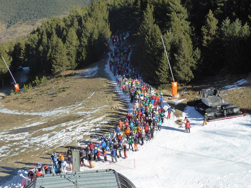 Una larga fila de esquiadores esperando este viernes para subirse al telesilla del Rincón del Cielo de Cerler