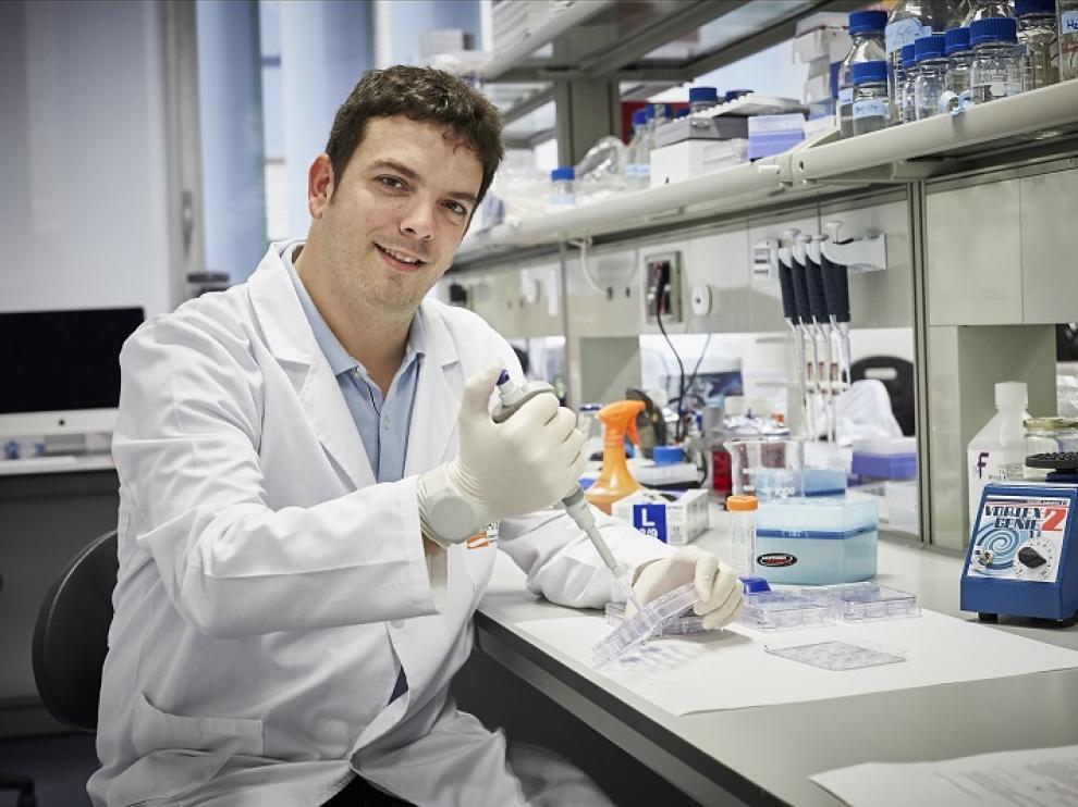 Alberto Jiménez en el laboratorio.
