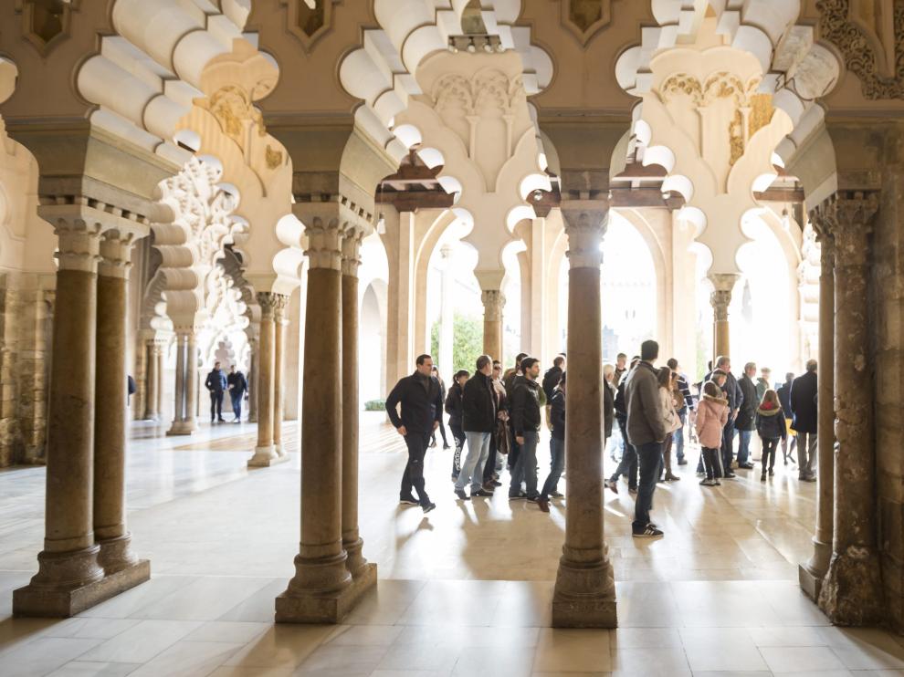 Visitantes en la Aljafería.