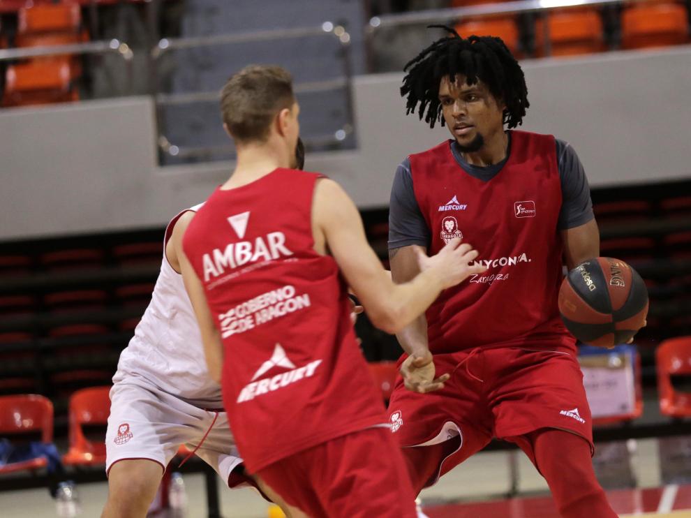 Javier Justiz y Renaldas Seibutis, durante un entrenamiento en el pabellón Príncipe Felipe.