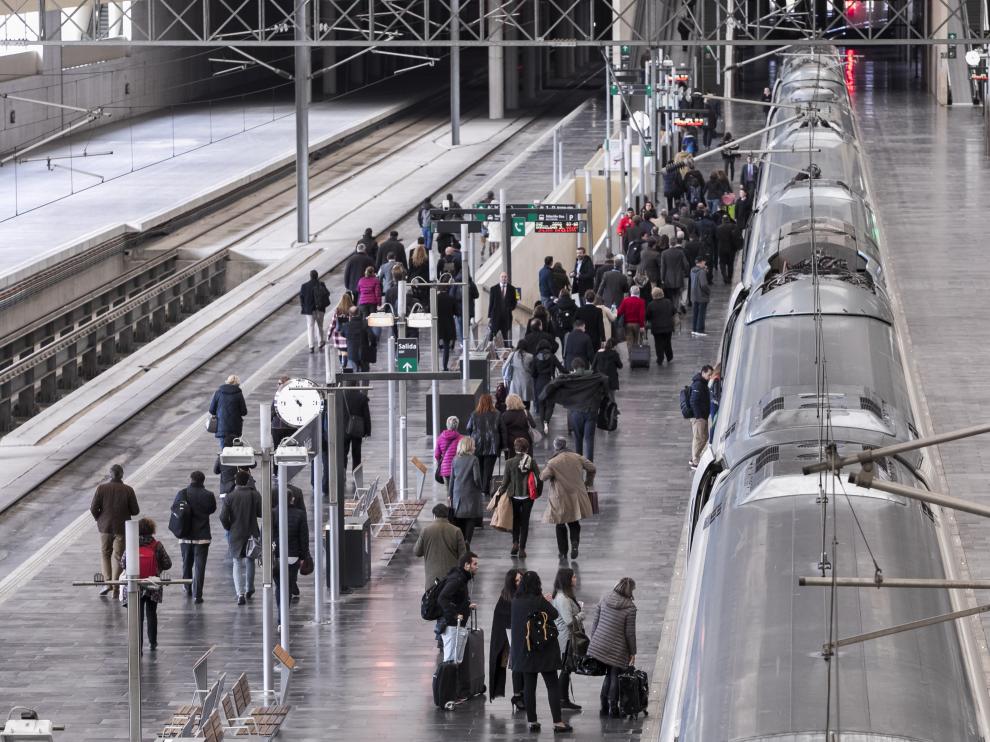 Viajeros esperando en el andén para tomar el Ave en la estación de Delicias de Zaragoza.