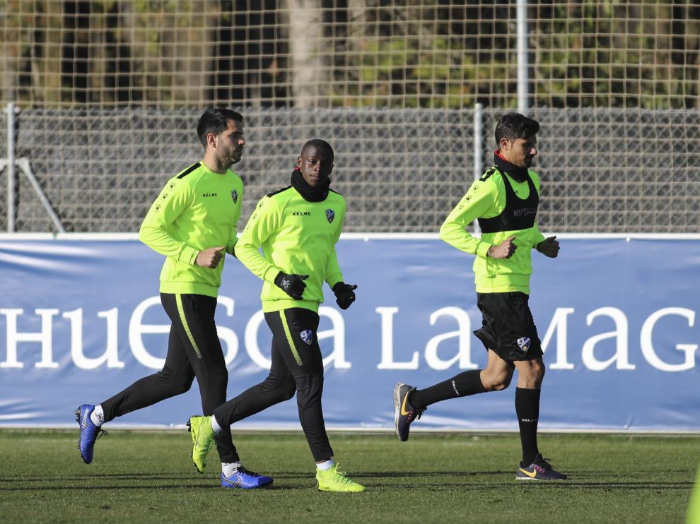 Juan Aguilera, a la derecha, con Peñaloza e Insua durante el entrenamiento de este viernes.