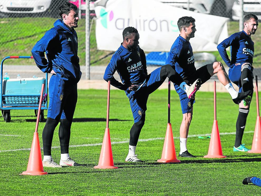Cristian, Igbekeme, Javi Ros y Alberto Benito, en un ejercicio del entrenamiento de ayer.