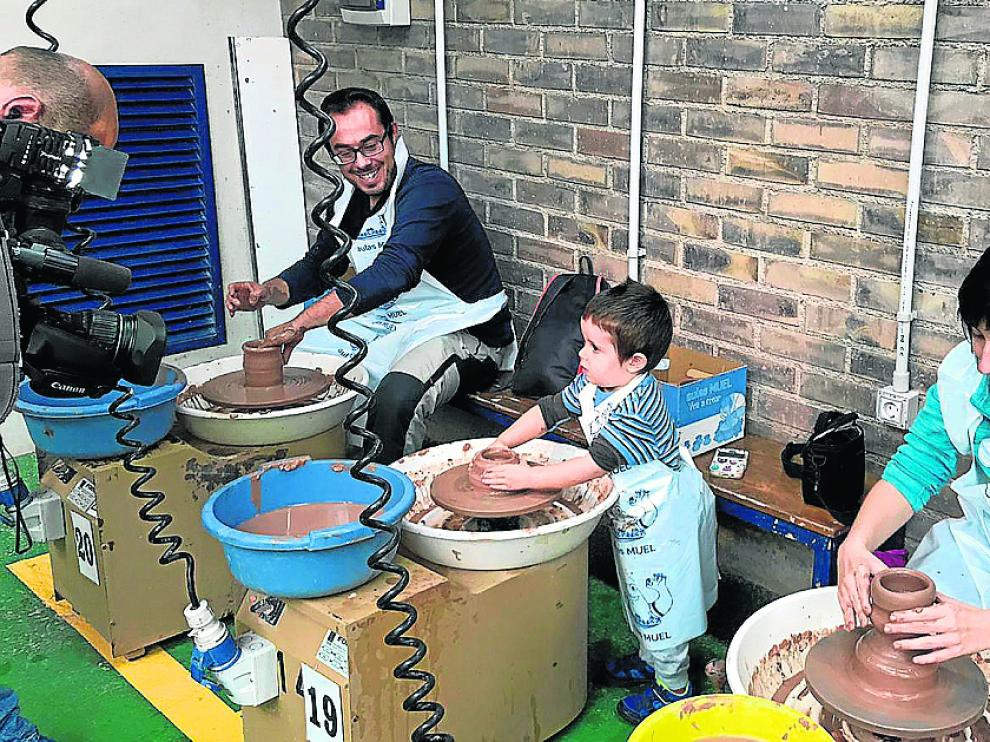 Niños y mayores disfrutan este puente de la actividad lúdica en la Escuela Taller de Cerámica de Muel.