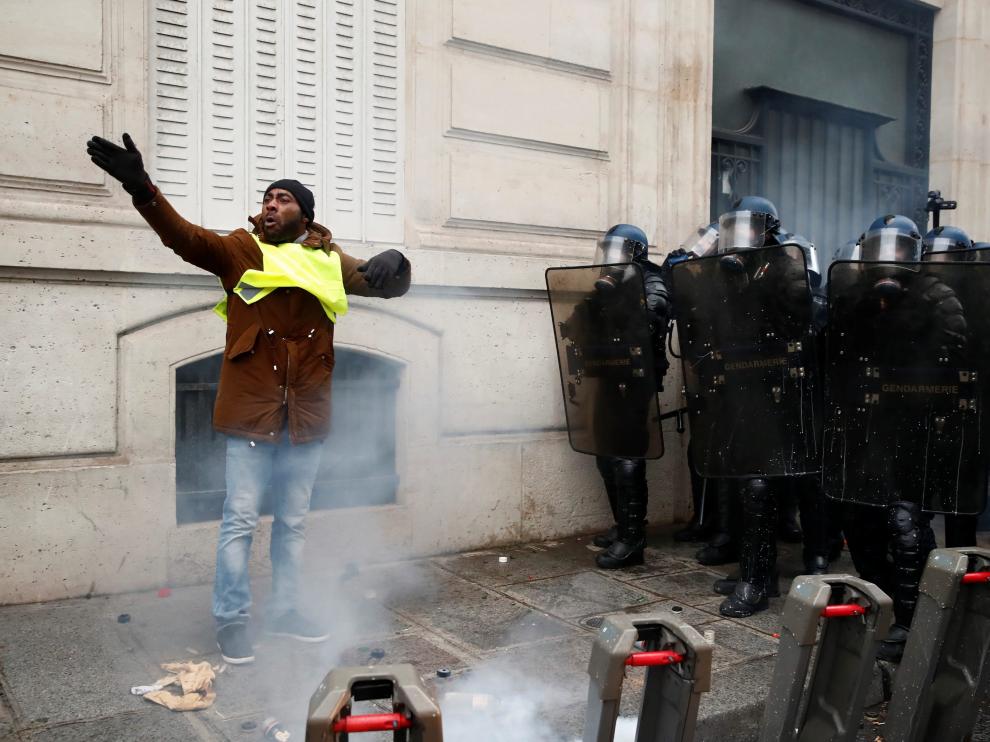 Cargas policiales contra los chalecos amarillos en París