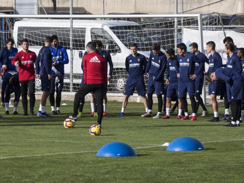Alcaraz, de espaldas, al inicio del entrenamiento del equipo en la Ciudad Deportiva.